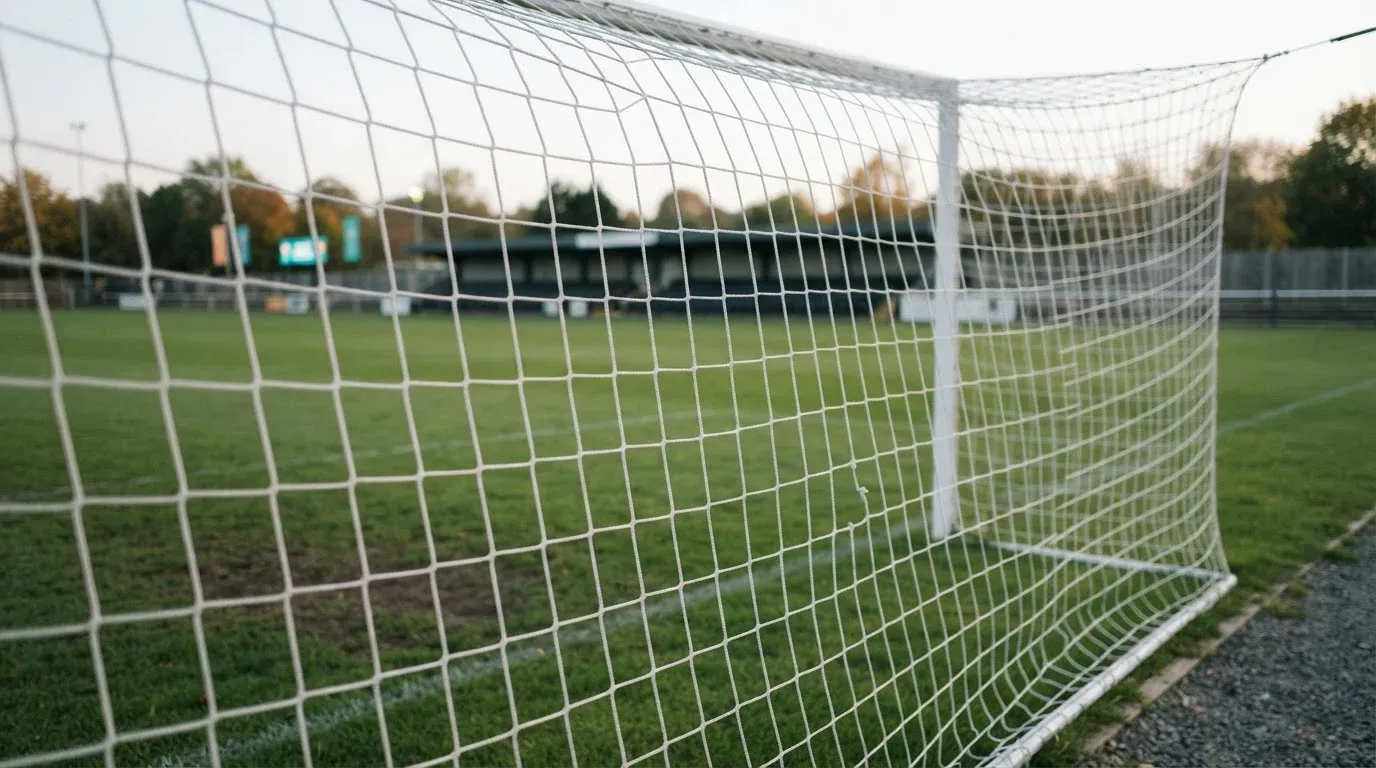 Fußballtor und Spielfeld als Umfeld von Ergebniswetten.